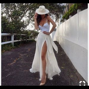 Cream pleated long skirt with high slit
